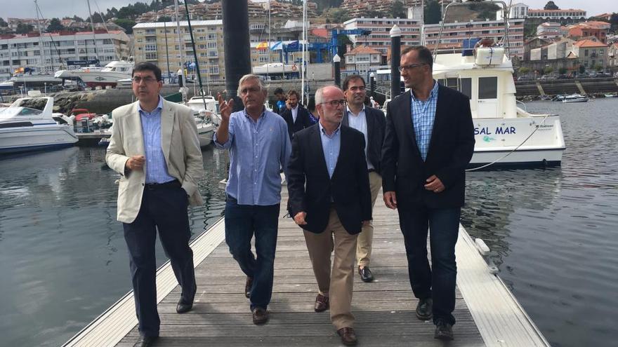 José Juan Durán (2º por la derecha), durante la visita al puerto deportivo de Baiona. / FdV