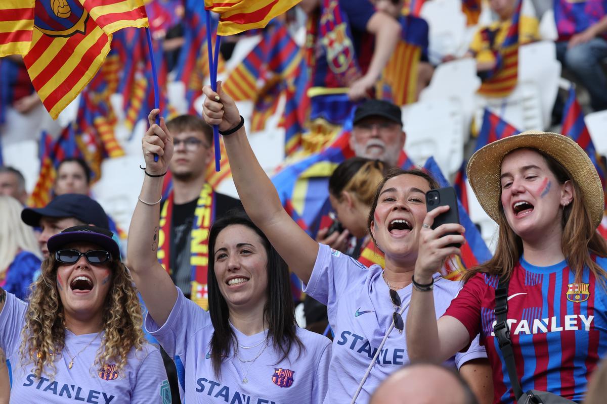 Seguidores blaugranas en  la final de la Champions femenina en Turín.