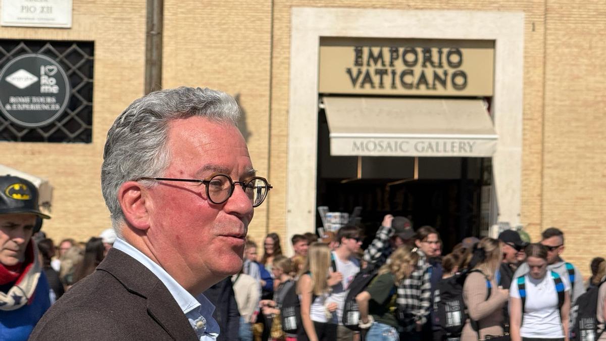 Austen Ivereigh, biógrafo del papa Francisco, en el Vaticano