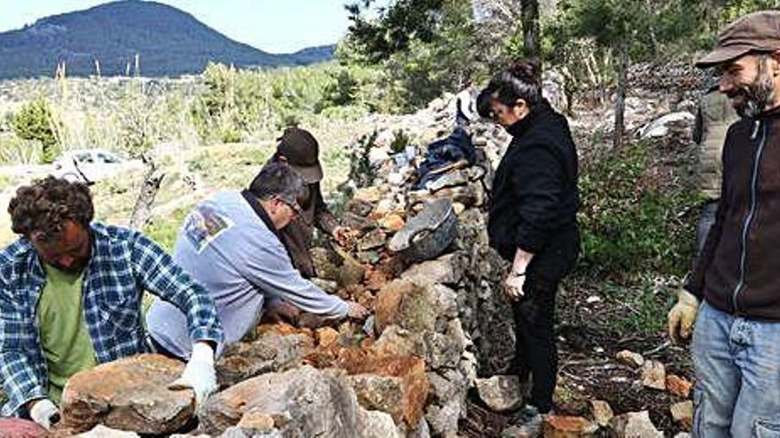 &#039;Palermet&#039;, derecha, en un curso anterior de pared seca en Eivissa.