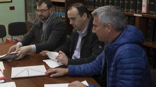 Por la izquierda, Adrián Barbón, Tomás Cueria (exalcalde de Caso) y Marcelino Martínez, en una imagen de archivo.