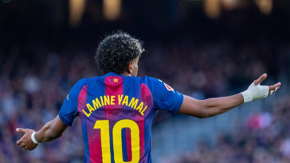Lamine Yamal se queja durante el Barça Levante.