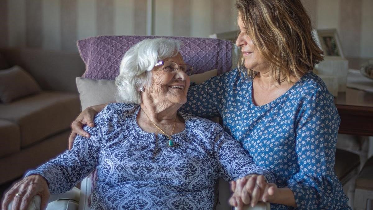 María Rodríguez y su madre, en casa de la hija.