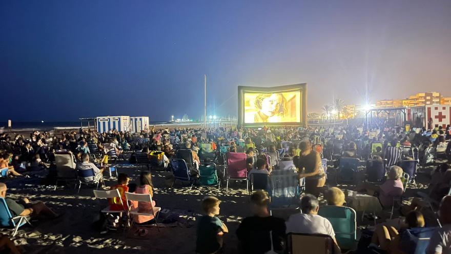 El «Cine en la playa» de Canet llega a su fin con «Súperlópez»