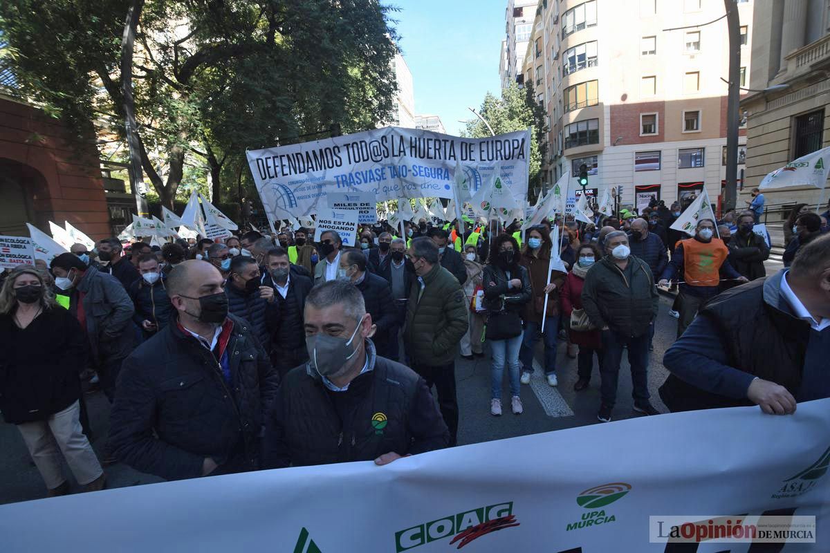 Miles de agricultores y ganaderos toman las calles de Murcia