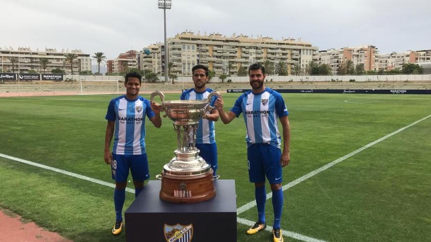 Rosales, Recio y Miguel Torres, posan con el Trofeo Costa del Sol en el Estadio de Atletismo.