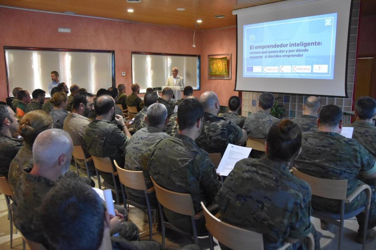 Taller de emprendimiento en la base de Cerro Muriano