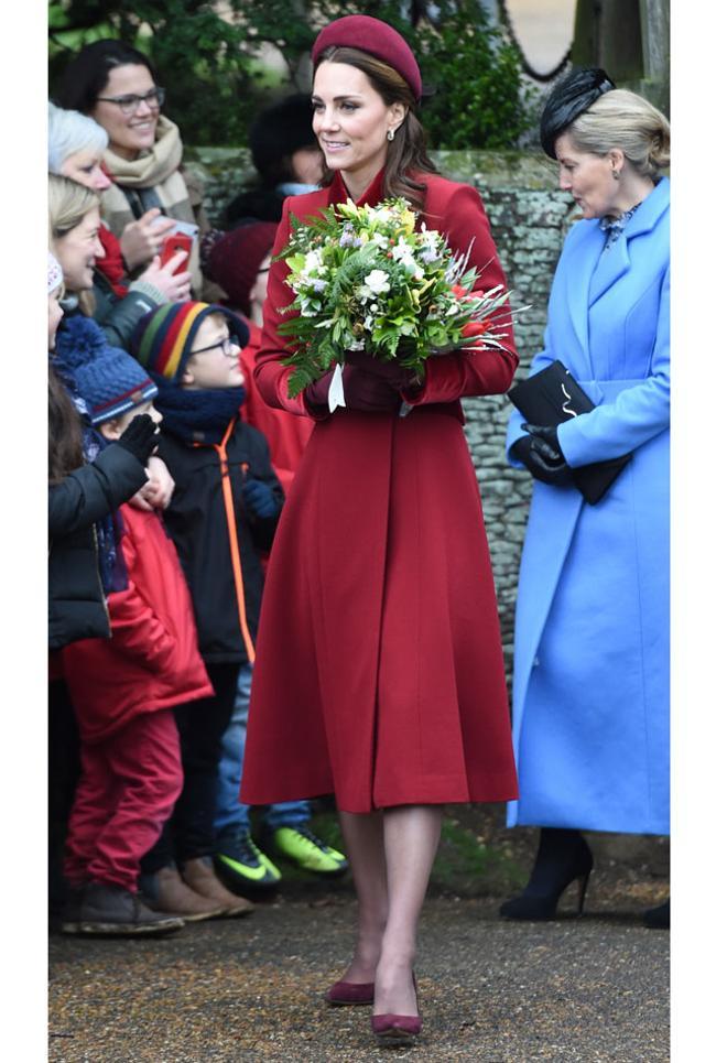 Kate Middleton con vestido-abrigo en color rojo oscuro