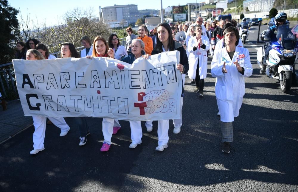 Trabajadores del Materno se movilizan para pedir mas plazas de aparcamiento.