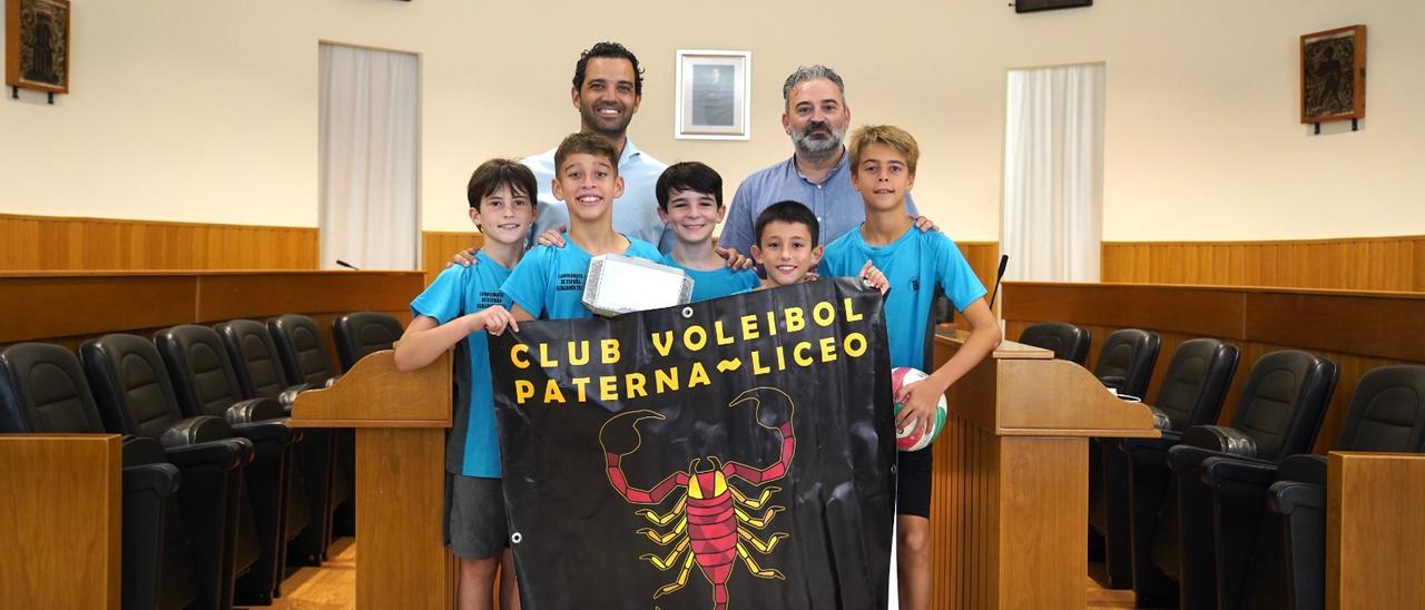 Los Escorpiones del Club Voleibol Paterna Liceo con el alcalde de Paterna.