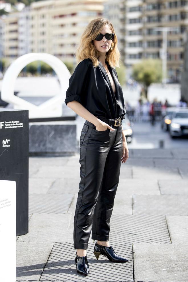 Leticia Dolera con un look total black con pantalón de cuero incluido en el Festival de Cine de San Sebastián