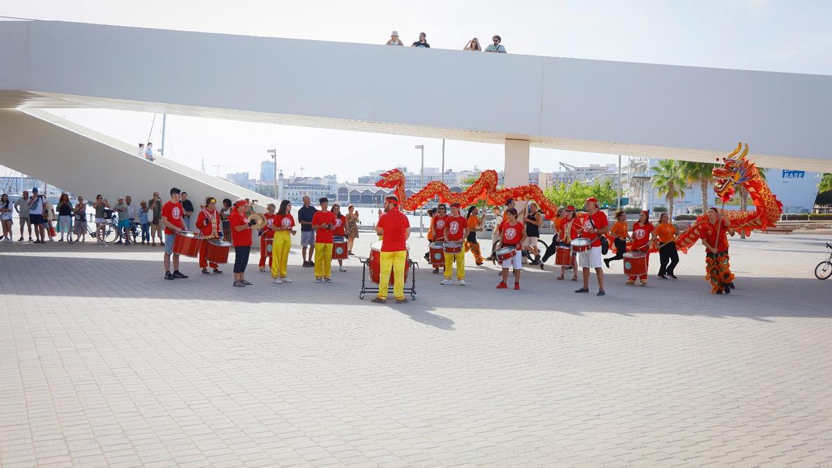 Tradicional Baile del Dragón y la ya clásica batuchina.