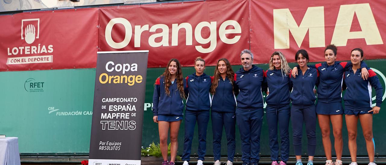 Fita, segunda por la derecha, con sus compañeras del equipo CT València en el torneo.