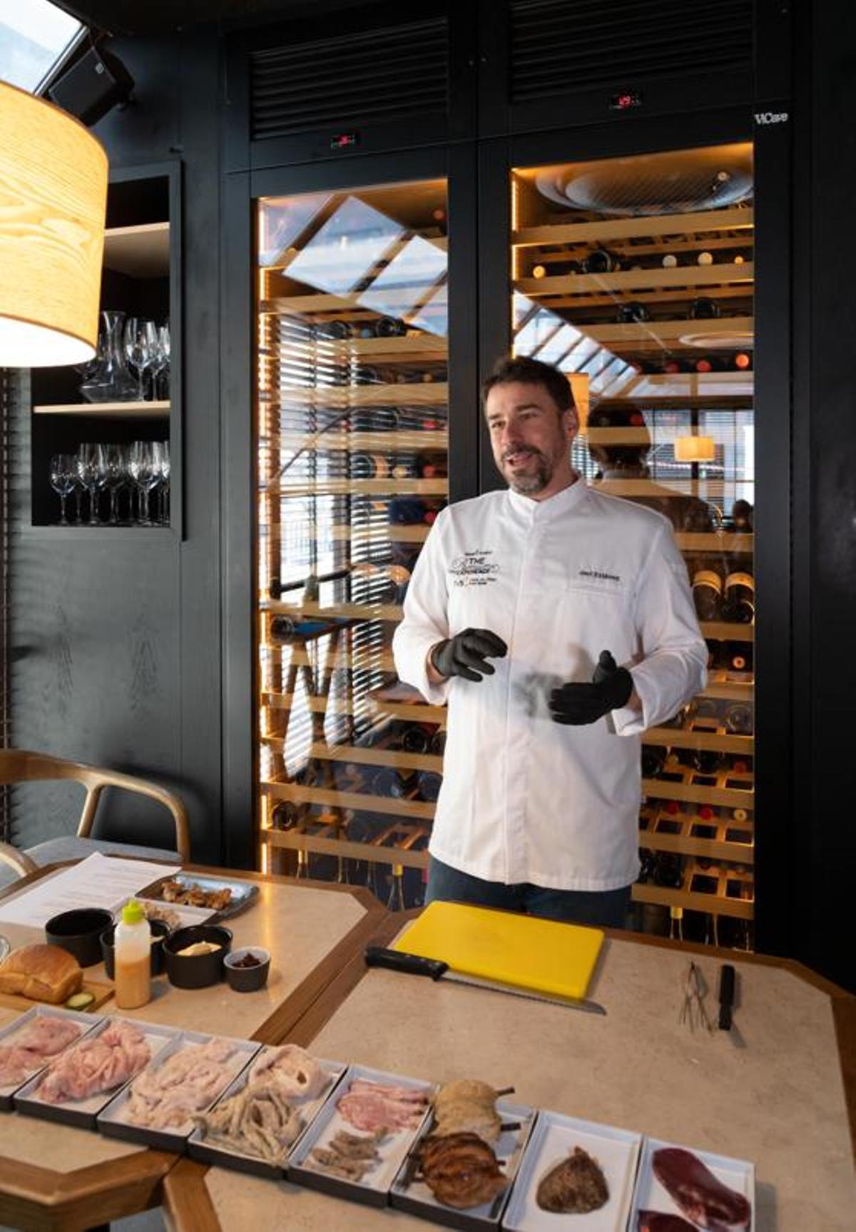 Show cooking de Javi Estévez y su bocadillo de entresijos.