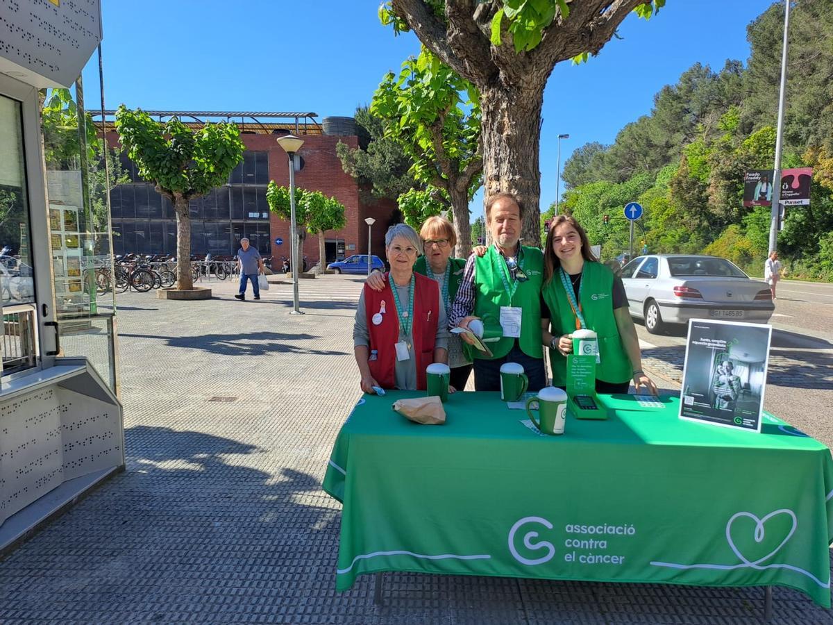 Una de les taules de la col·lecta, ahir davant del Trueta.