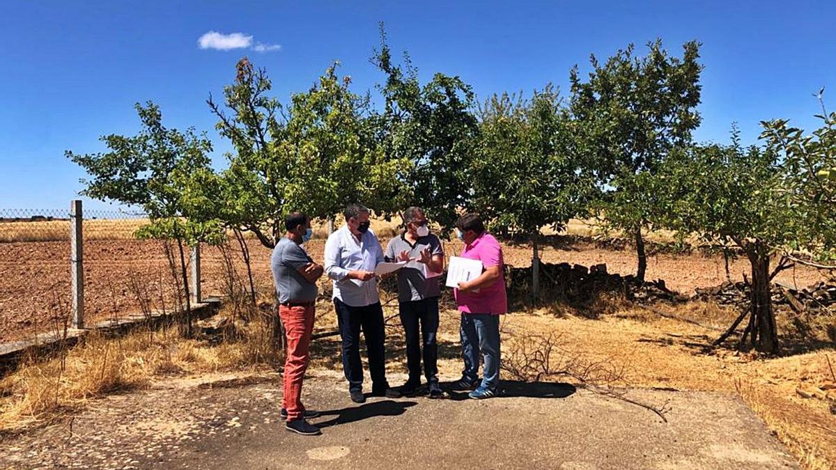 Representantes de la Diputación y de Matellanes en el acto de replanteo de la obra del depósito. | Ch. S.