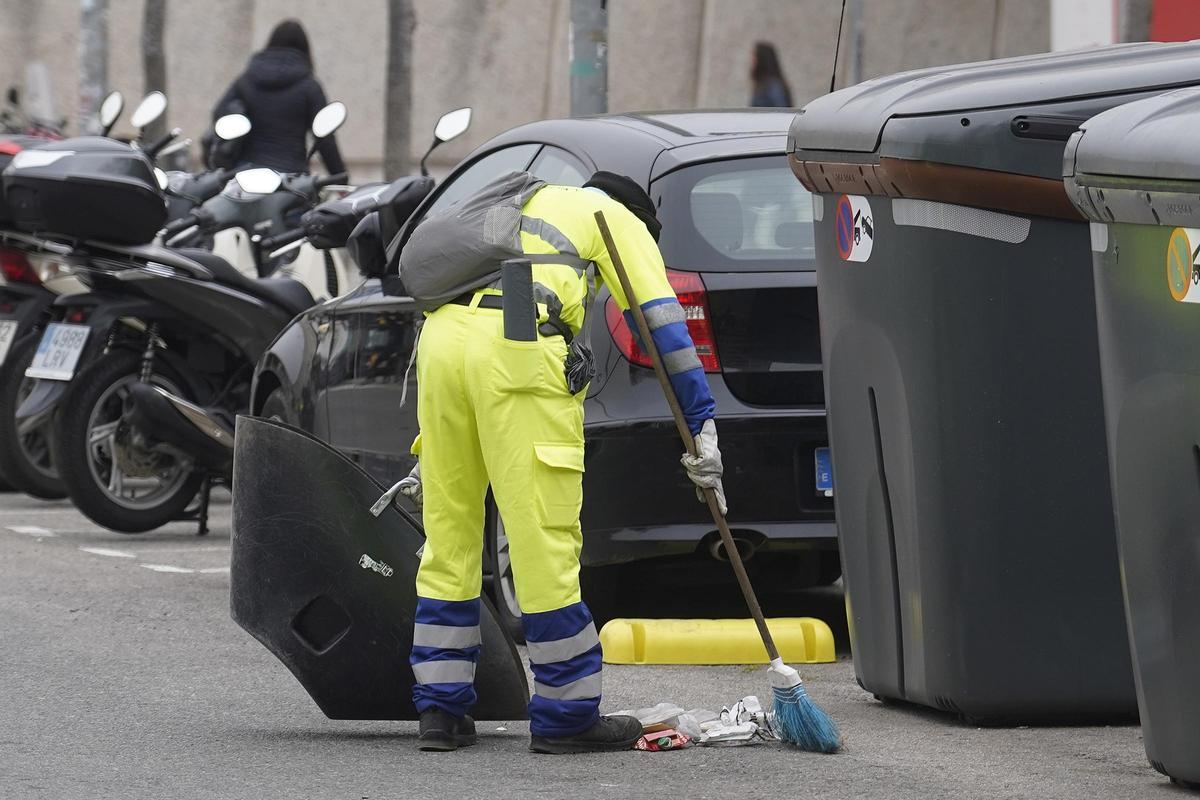 Un treballador de Girona+Neta, en una imatge d'arxiu.