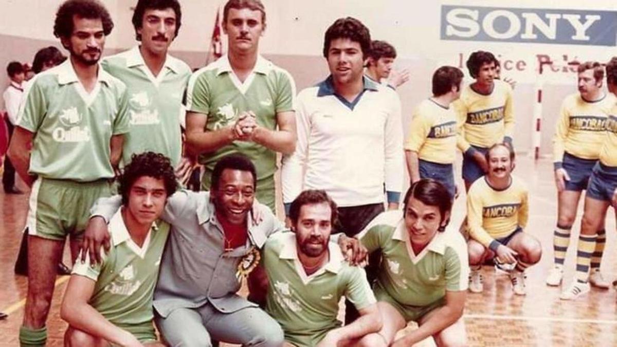 Pelé se retrata con uno de los equipos participantes en el Torneo Sony de fútbol sala, en la mañana del 25 de abril de 1981, en el parqué del Obispo Frías.