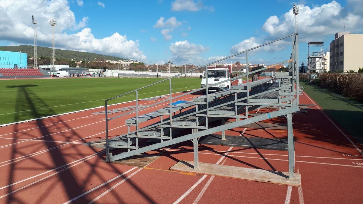 La instalación de gradas supletorias en Can Misses-3 para recibir al Betis en la Copa ha comenzado.