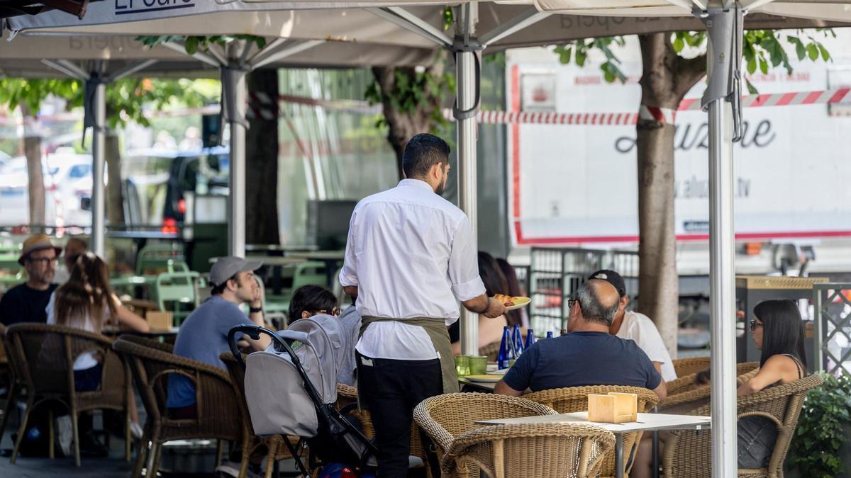 Camarero en la terraza de un restaurante, en una imagen de archivo.