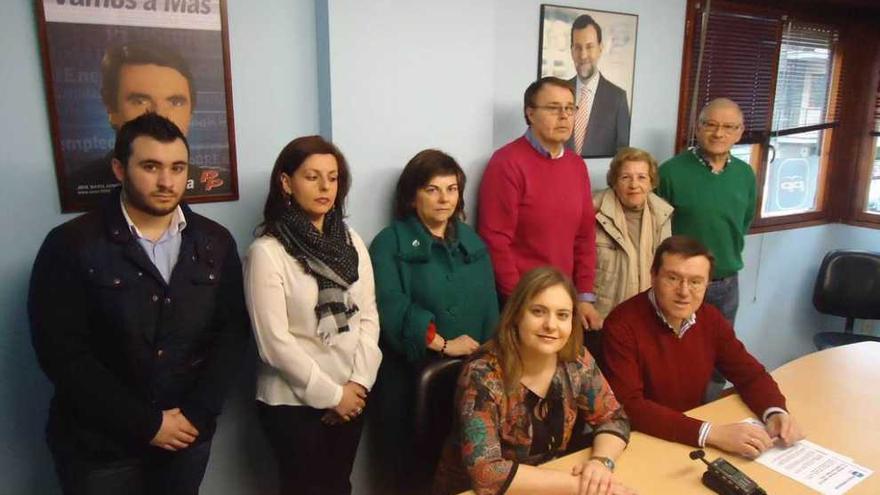 El comité electoral, con la presidenta, Ana López-Clavería, y el presidente del PP, Rafael Alonso, sentados.