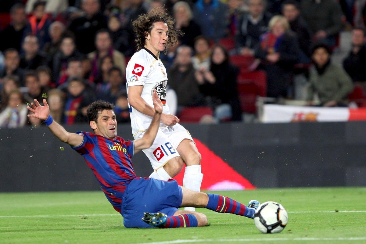 Rafa Márquez (abajo) y Andrés Guardado (arriba) en uno de sus cruces como jugadores del Barcelona y La Coruña, respectivamente, en 2010