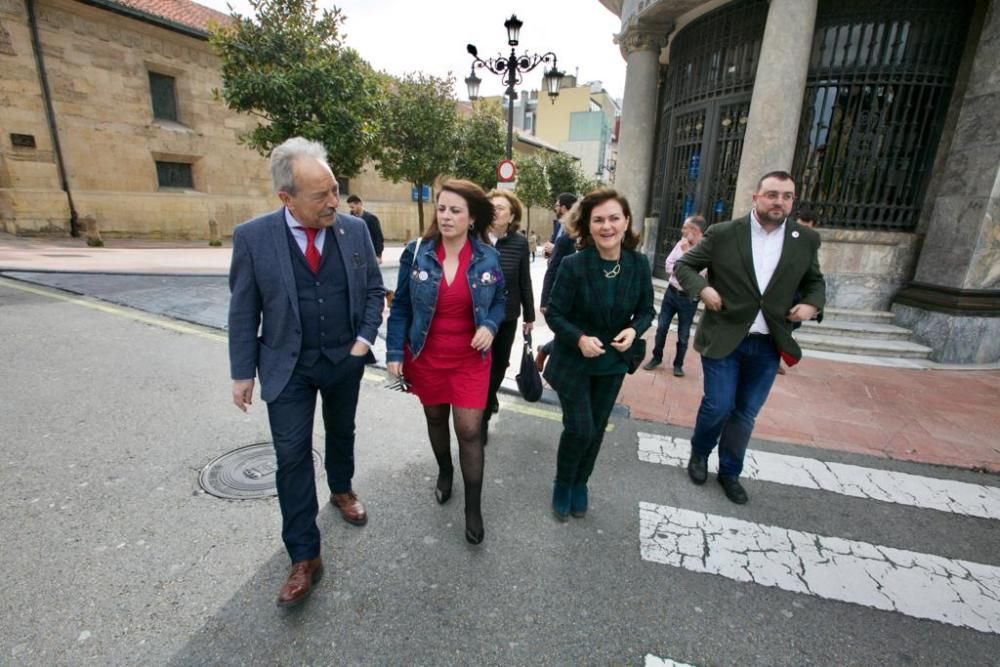 Mitin del PSOE y paseo de Carmen Calvo por Oviedo