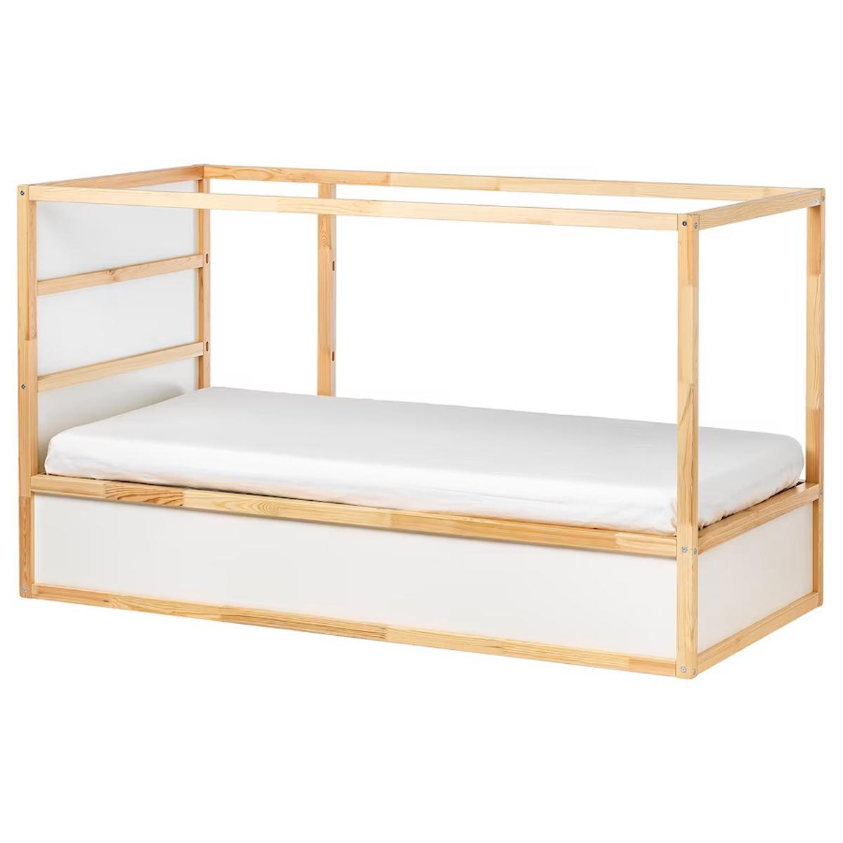La cama, en su posición para niños menores de 6 años.