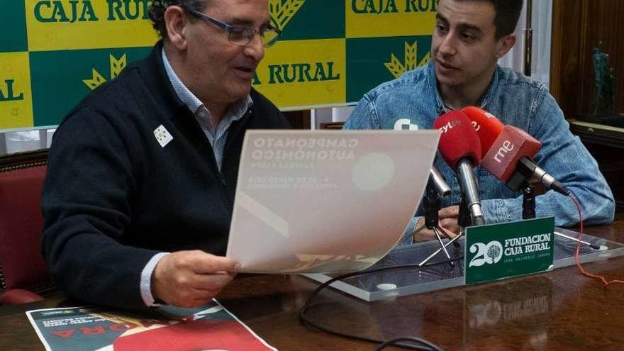 Narciso Prieto, de Caja Rura, con el delegado provincial, David Illán.