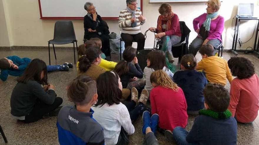 Mulleres do mar con nenos do colexio de Canide, o pasado mércores.