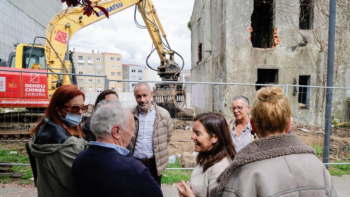 El Concello de A Coruña derriba un edificio en ruinas conflictivo en la calle Puerto Rico
