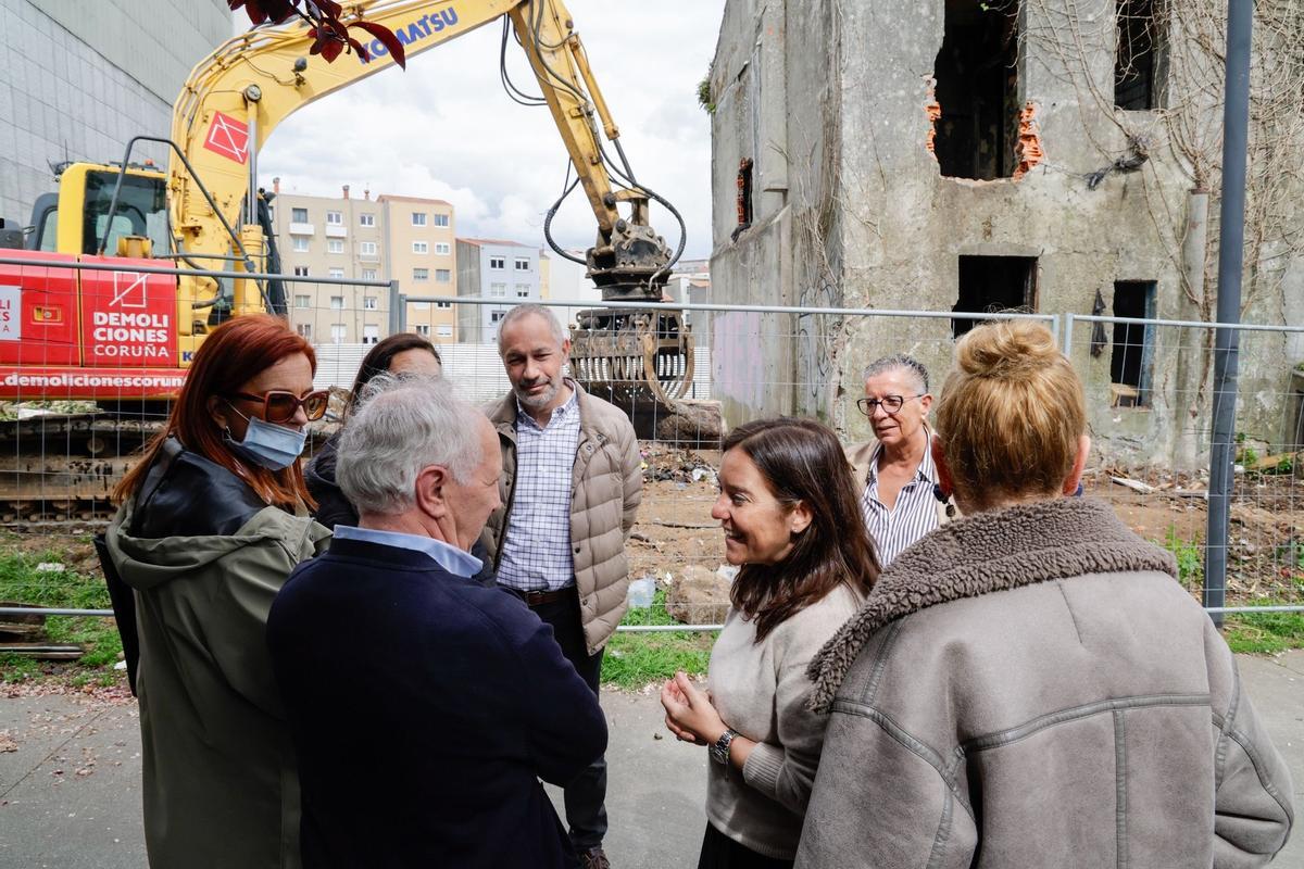 Inés Rey, en el centro, durante el comienzo de la demolición del edificio de la calle Puerto Rico.