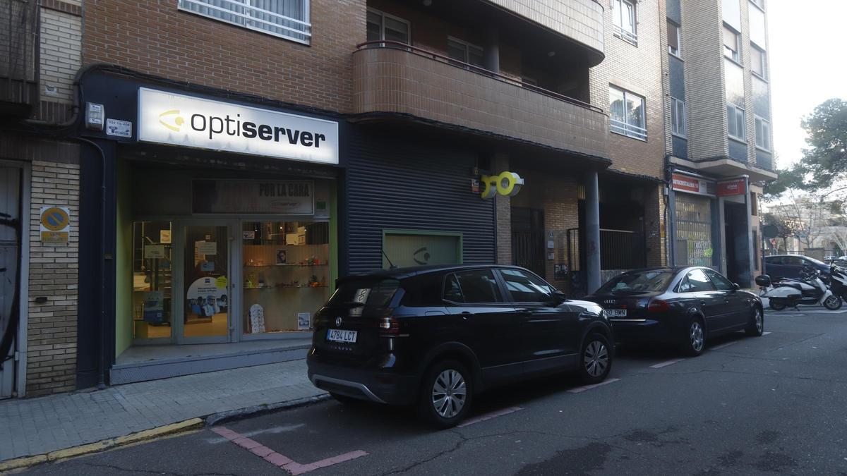 La óptica se encuentra en la calle San Antonio María Claret de Zaragoza.