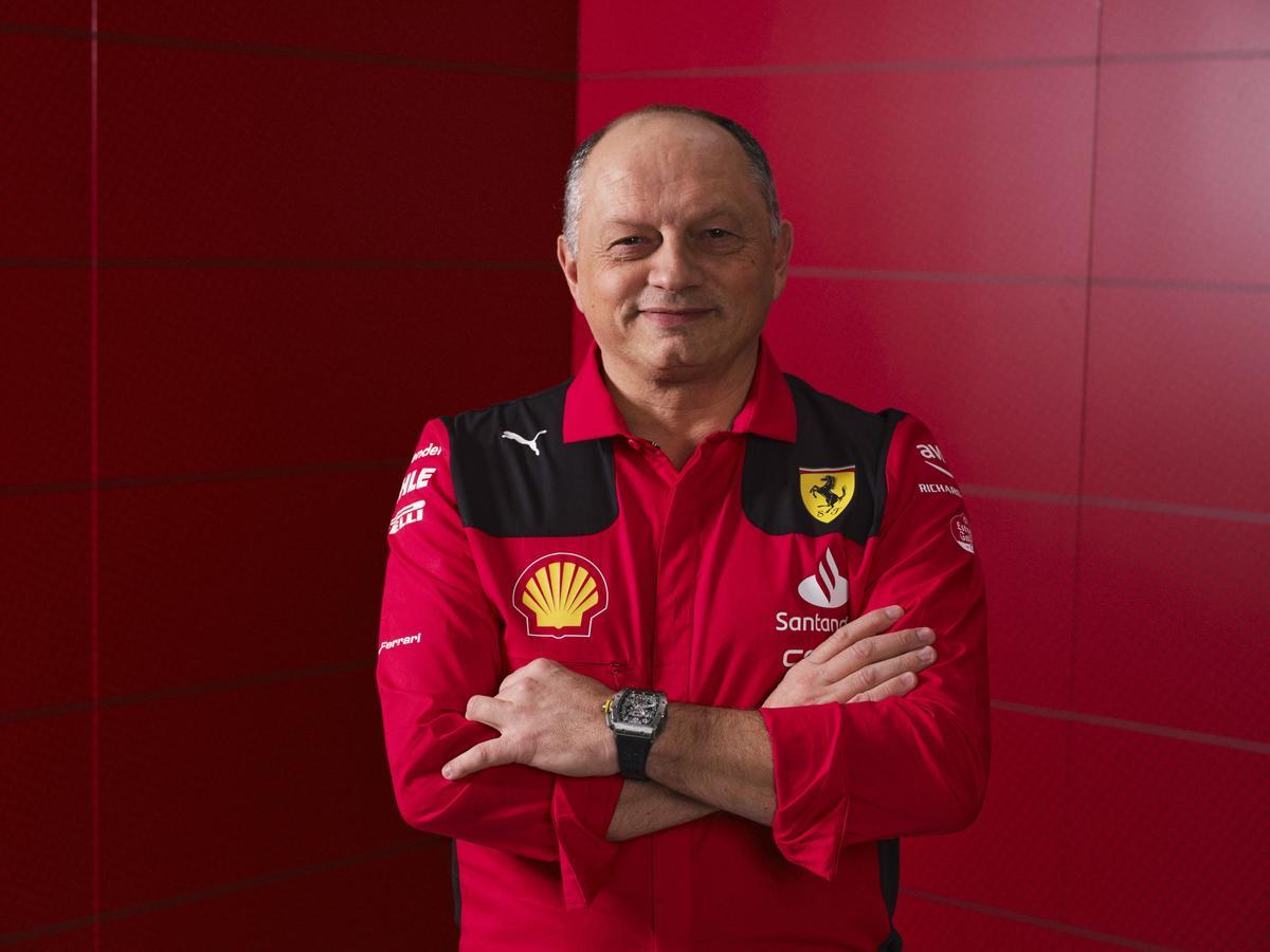 Ferrari muestra al nuevo director del equipo Frederic Vasseur y a los pilotos Carlos Sainz Jr. y Charles Leclerq posando con el nuevo Ferrari SF-23 en la presentación en Maranello, Italia