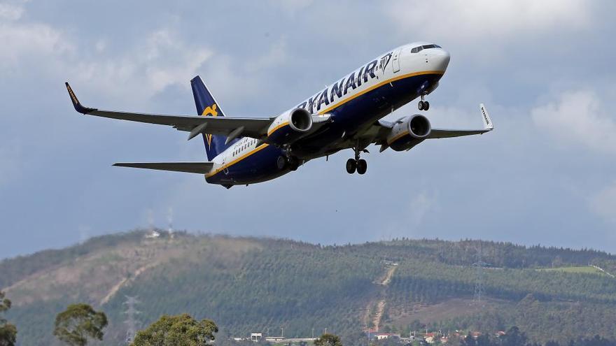 Un avión de Ryanair operando en Peinador. // Marta G. Brea