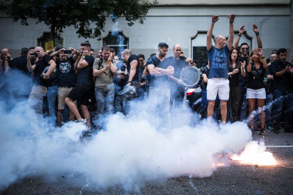 Un miler de mossos protesten davant la conselleria d'Interior