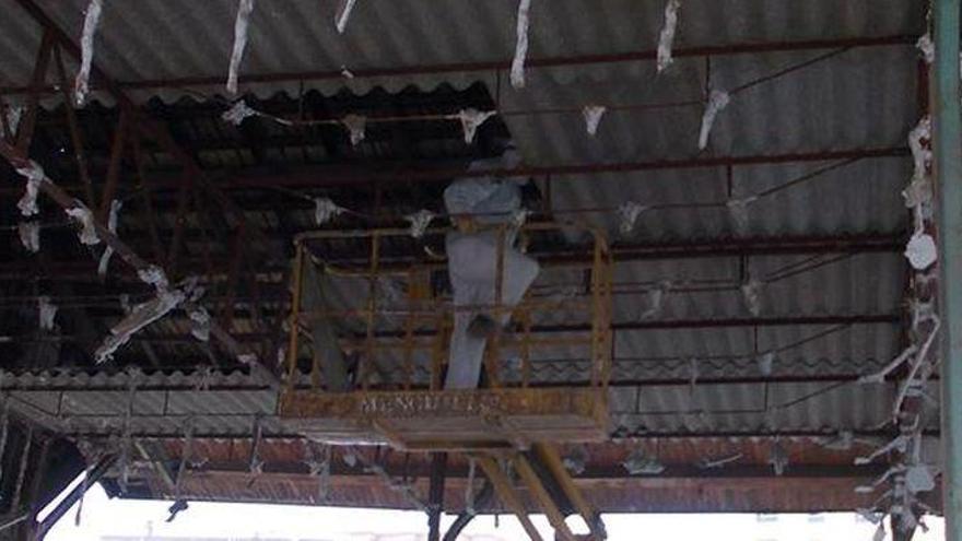 Retiran el amianto de la abandonada estación de mercancías de Vila-real