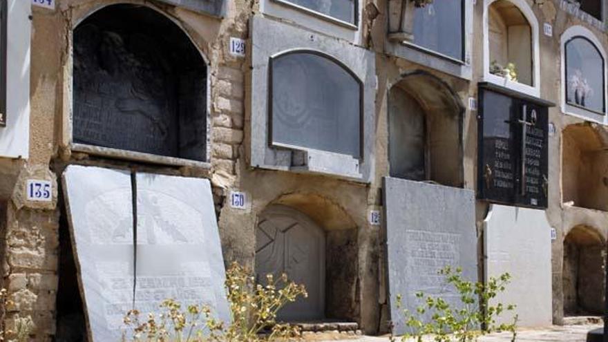 Profanan cuatro tumbas, una de ellas reciente, del cementerio de la Pobla Llarga