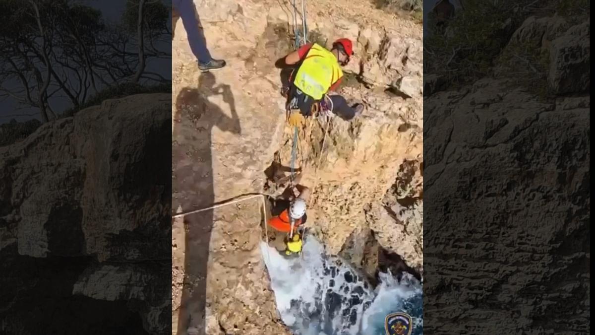 Rescate de un hombre atrapado en una cueva cuando hacía pádel surf en Cala Santanyí