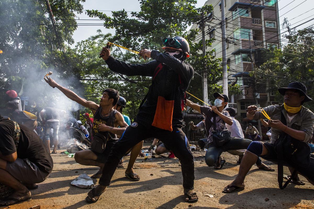 World Press Photo 2022. Sudeste asiático y Oceanía. Categoría ’Singles’. ’Slingshots’. Manifestantes usan hondas y otras armas de fabricación casera durante un enfrentamiento con las fuerzas de seguridad en Rangún, Myanmar.
