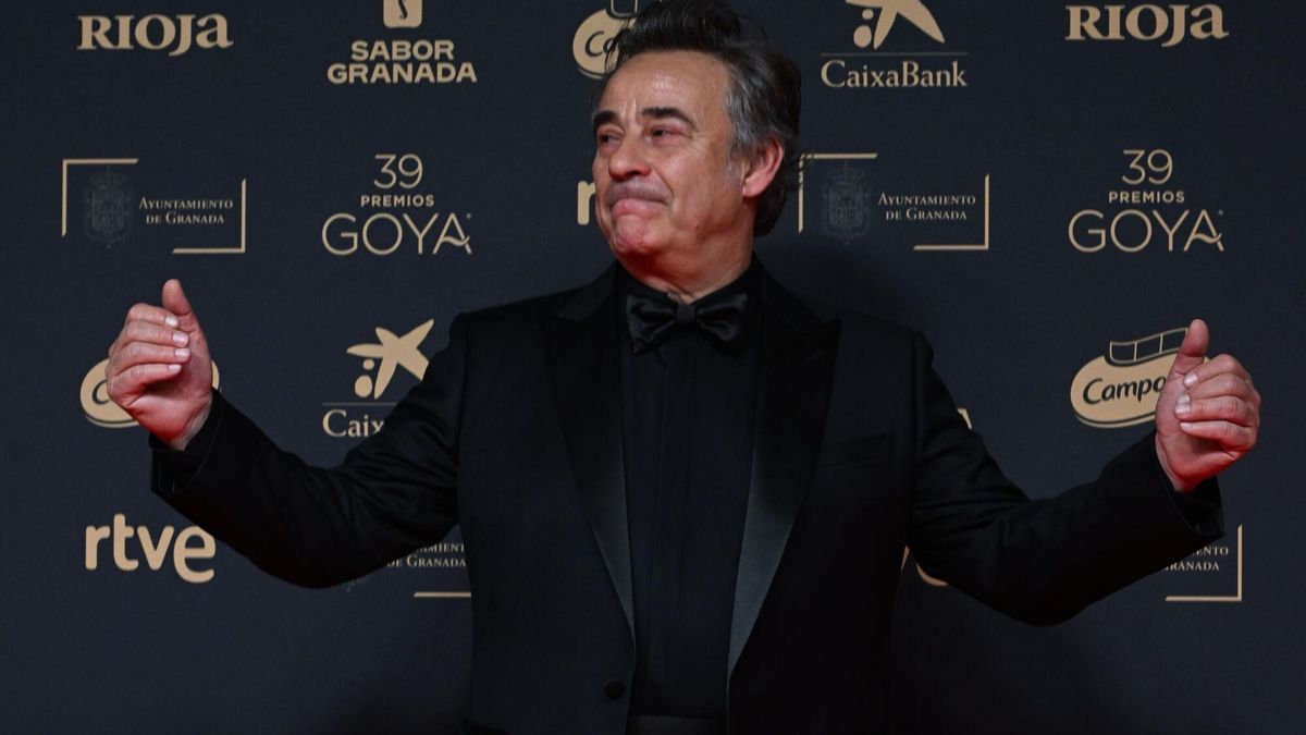 GRANADA, 08/02/2025.- Eduard Fernández, nominado a Mejor Actor Protagonista por "Marco", llega a la alfombra roja de la 39 edición de los Premios Goya de la Academia de Cine que se celebra este sábado en el Palacio de Congresos y Exposiciones de Granada. EFE/ Miguel Ángel Molina