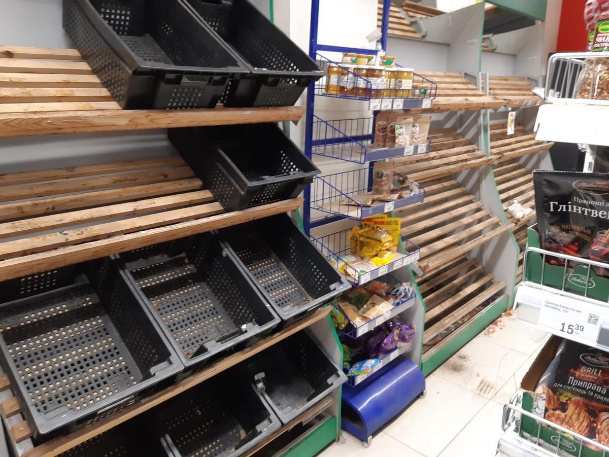 Leere Regale in einem Spuermarkt in Kiew