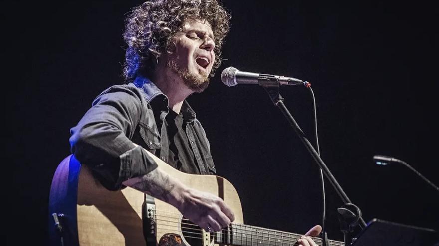 El músic Joanjo Bosk evoca al grup Héroes del silencio a la biblioteca de Figueres