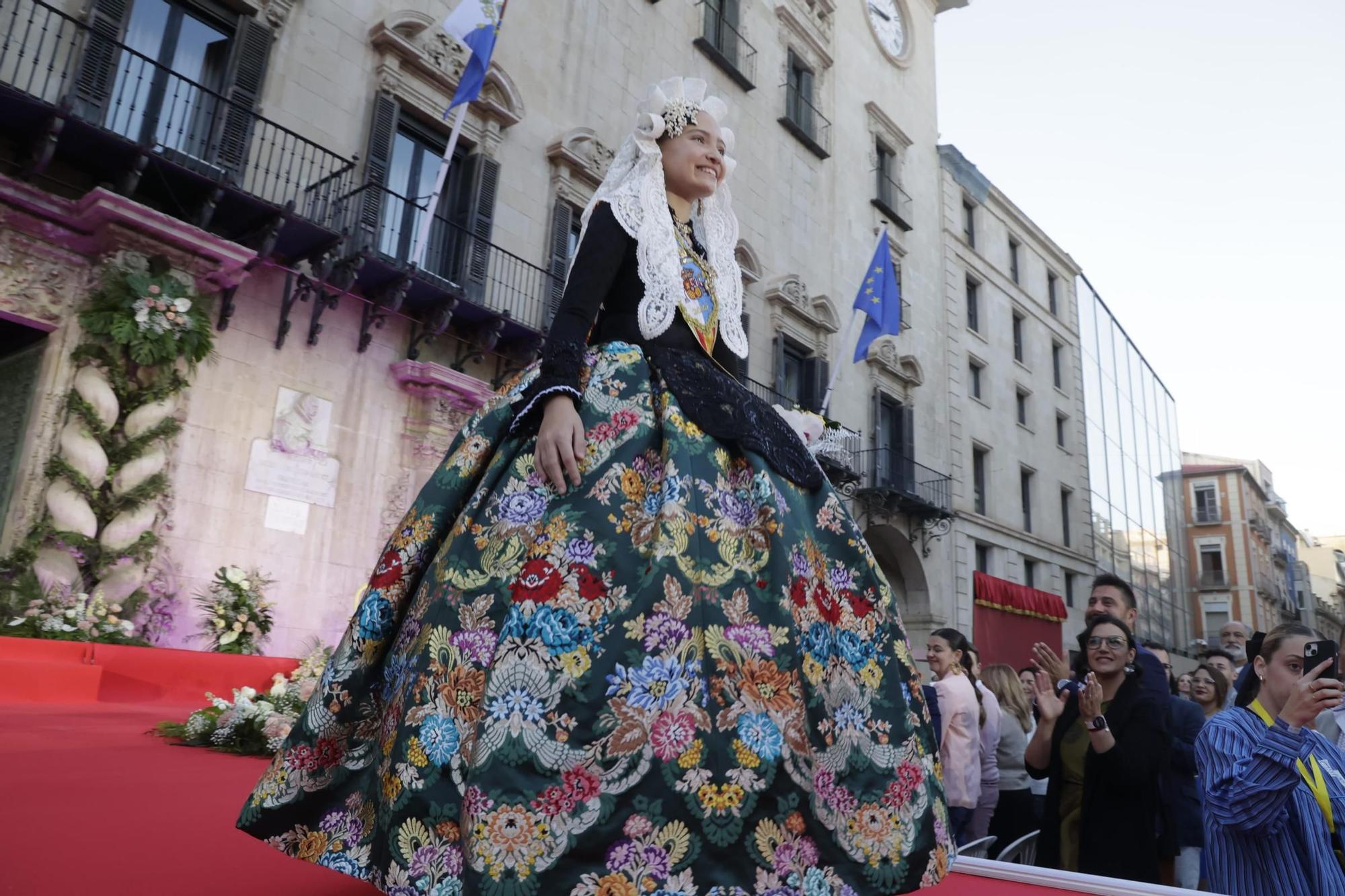 Las Hogueras de Alicante proclaman a su Bellea del Foc infantil 2025 y a sus damas
