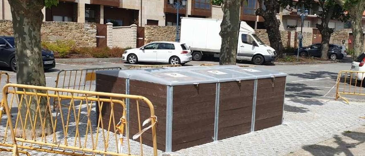 Instalación del compostero comunitario en la plaza de España de Meis. // FdV