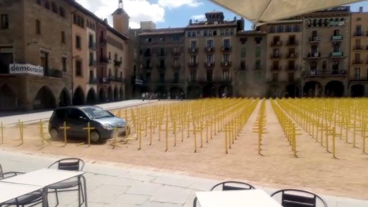 Moment en què un vehicle irromp a la Plaça Major de Vic i arrasa amb part de les creus grogues