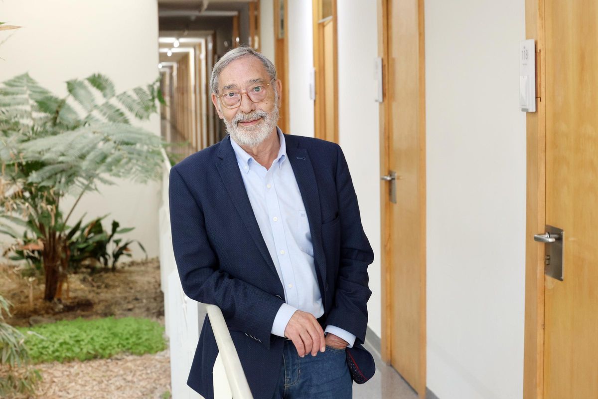 Carlos Hervés se jubilará en junio pero seguirá vinculado a la UVigo como profesor emérito.