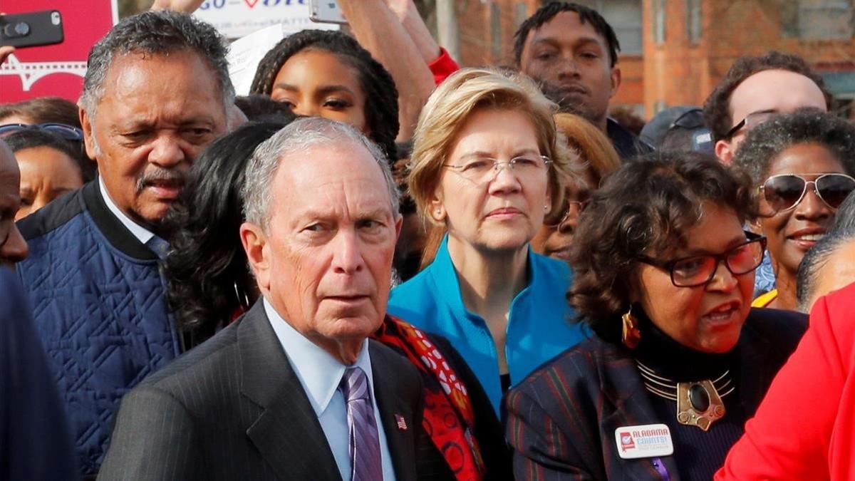 Los candidatos presidenciales demócratas Elizabeth Warren (centro, a la derecha) y el exalcalde de Nueva York Michael Bloomberg (centro, a la izquierda), durante una marcha popular en la ciudad de Selma, Alabama.