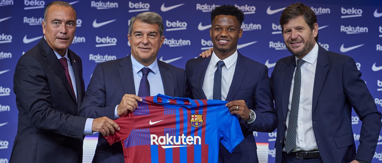 Ansu Fati en su renovación con el FC Barcelona.