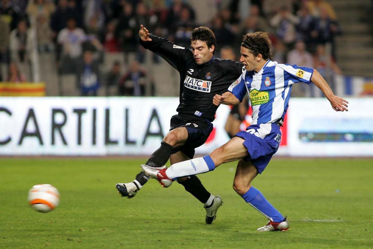 Coro dispara en el partido contra la Real de 2006.